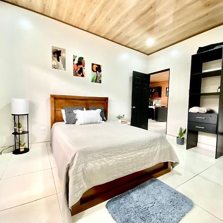 ألاخويلا Orange Apartment 5 Min Aeropuerto Juan Santamaria المظهر الخارجي الصورة