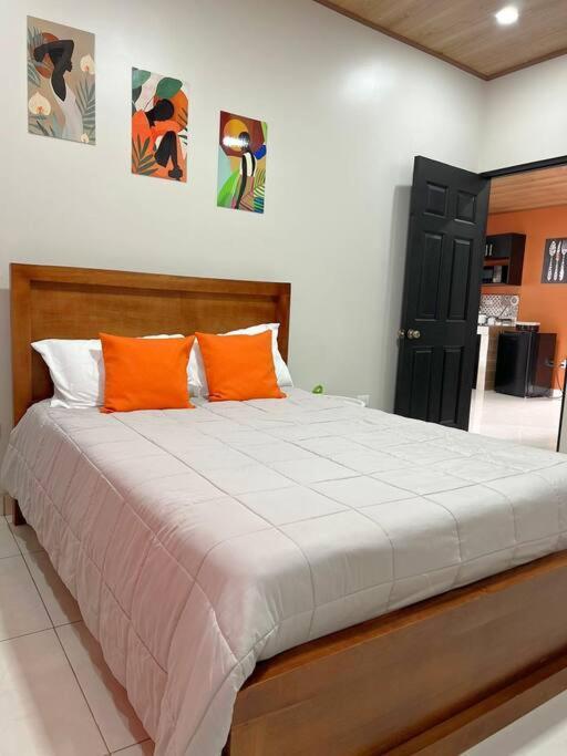 ألاخويلا Orange Apartment 5 Min Aeropuerto Juan Santamaria المظهر الخارجي الصورة