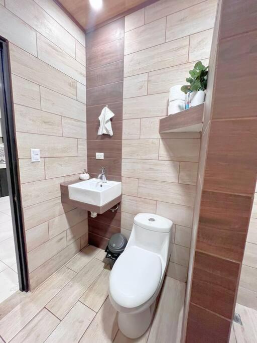 ألاخويلا Orange Apartment 5 Min Aeropuerto Juan Santamaria المظهر الخارجي الصورة
