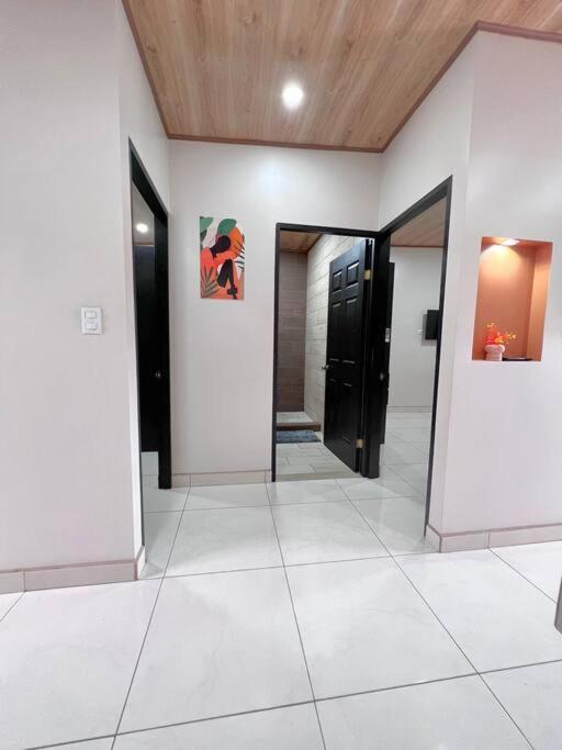 ألاخويلا Orange Apartment 5 Min Aeropuerto Juan Santamaria المظهر الخارجي الصورة