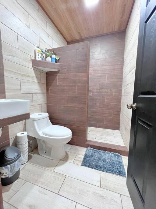 ألاخويلا Orange Apartment 5 Min Aeropuerto Juan Santamaria المظهر الخارجي الصورة