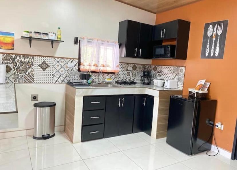 ألاخويلا Orange Apartment 5 Min Aeropuerto Juan Santamaria المظهر الخارجي الصورة